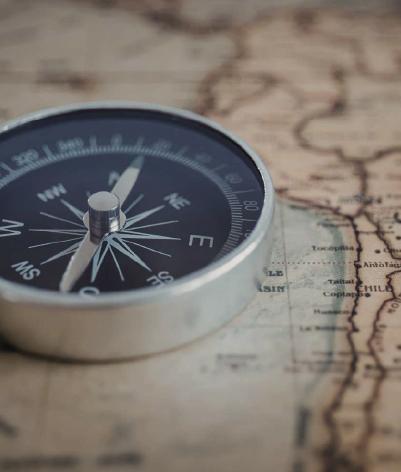Boussole sur une carte