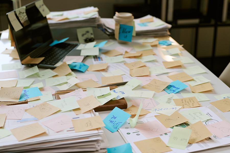 Post it sur un bureau